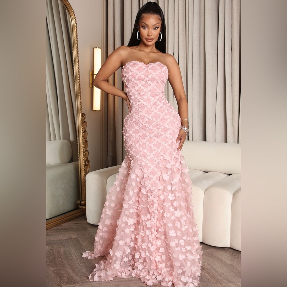 Im selling this beautiful pink dress 👗 can be worn for dressy occasions.